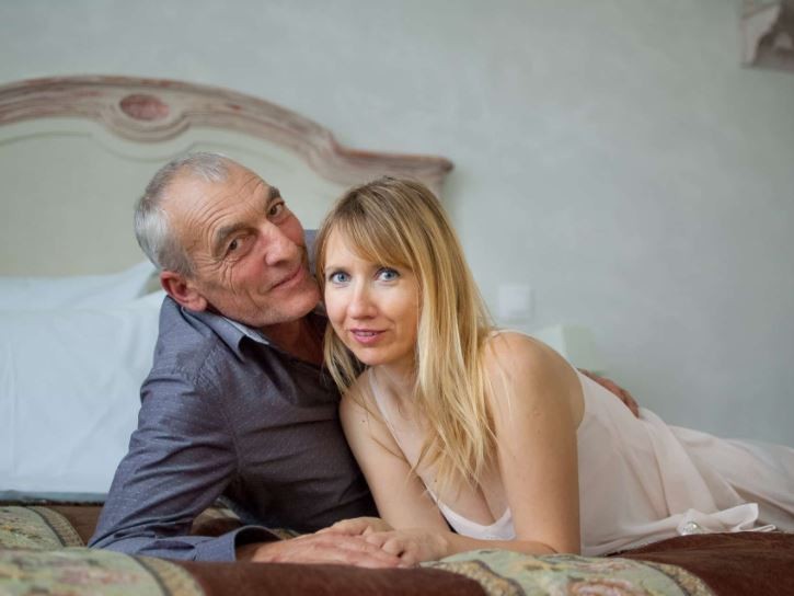 पैसाका लागि युवतीहरु बुढा मानिससँग प्रेम र सेक्स गर्छन !